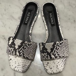 Senso, black & white snakeskin pattern slides